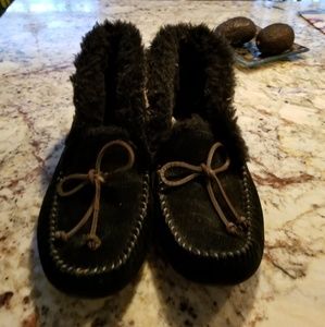 1 pair of Alena ugg slippers black size 8